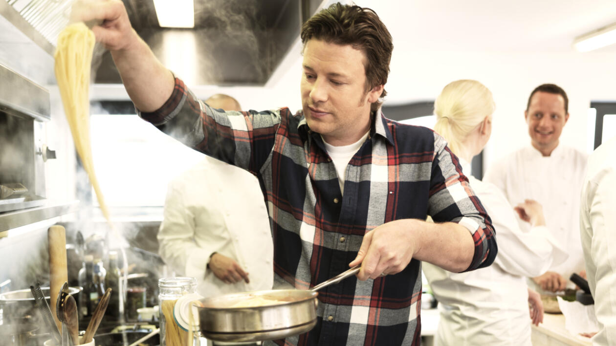 Jamie Oliver zamyka sześć restauracji. Przez Brexit