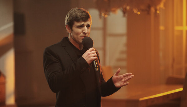 Wojciech Ezzat w piosence "Love's Divine"